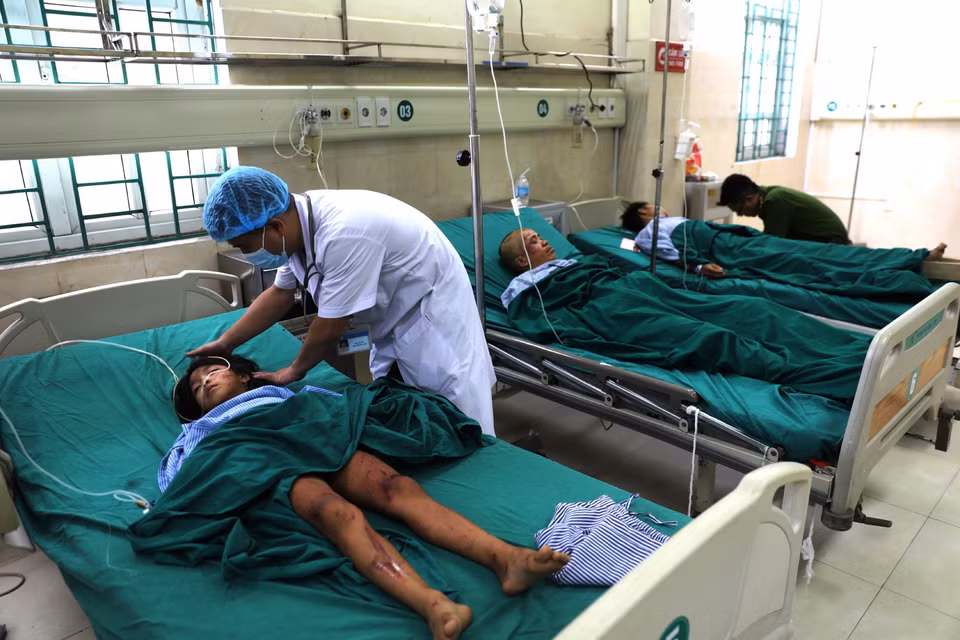 Nạn nhân bị thương đang được điều trị tại Bệnh viện Đa khoa tỉnh Hà Giang. (Ảnh: Minh Tâm/TTXVN)