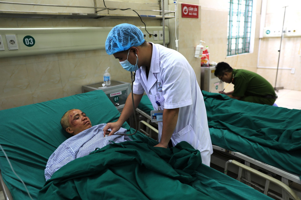 Bệnh viện Đa khoa tỉnh Hà Giang tập trung cao độ cứu chữa cho 4 nạn nhân bị thương. (Ảnh: Minh Tâm/TTXVN)