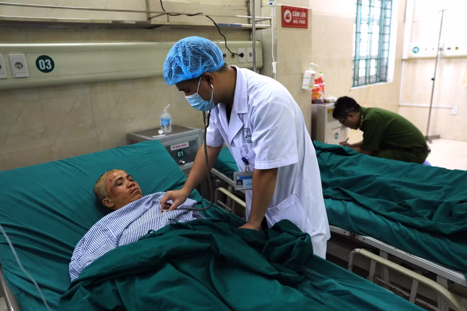 Bệnh viện Đa khoa tỉnh Hà Giang tập trung cao độ cứu chữa cho 4 nạn nhân bị thương. (Ảnh: Minh Tâm/TTXVN)