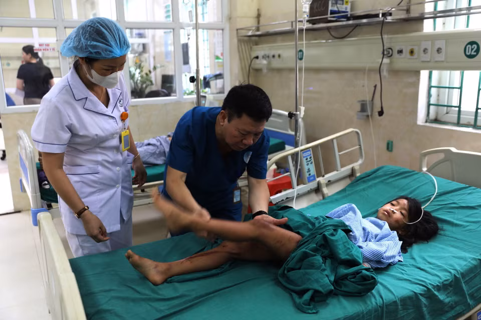 Nạn nhân bị thương đang được điều trị tại Bệnh viện Đa khoa tỉnh Hà Giang. (Ảnh: Minh Tâm/TTXVN)