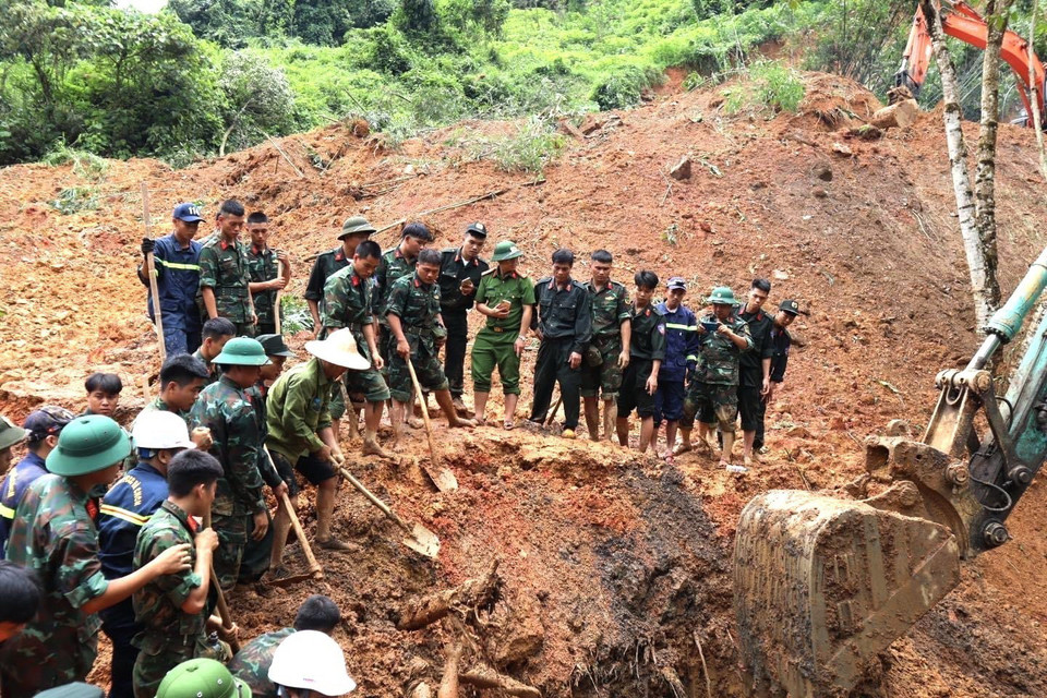 Các lực lượng chức năng tỉnh Hà Giang tập trung cao độ tìm kiếm các nạn nhân trong vụ sạt lở đất nghiêm trọng. (Ảnh: TTXVN)