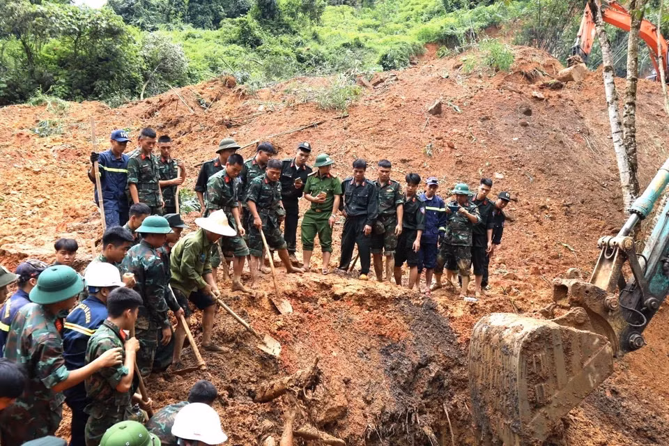 Các lực lượng chức năng tỉnh Hà Giang tập trung cao độ tìm kiếm các nạn nhân trong vụ sạt lở đất nghiêm trọng. (Ảnh: TTXVN)