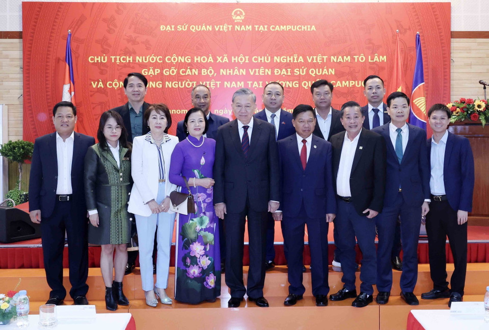 Chủ tịch nước Tô Lâm với cán bộ, nhân viên Đại sứ quán và đại diện cộng đồng người Việt Nam tại Campuchia. (Ảnh: Nhan Sáng/TTXVN)