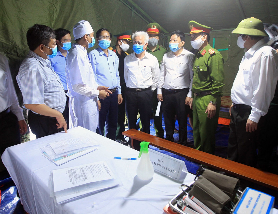 Phó Chủ tịch UBND thành phố Hải Phòng Nguyễn Đình Chuyến và các lãnh đạo sở, ngành kiểm tra các chốt kiểm soát dịch bệnh COVID-19 tại các cửa ngõ trên địa bàn để vào thành phố. (Ảnh: An Đăng/TTXVN)