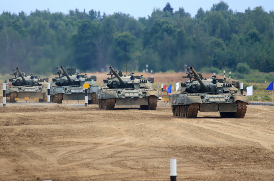 Tại buổi trình diễn các đội hình chiến đấu xe tăng T-90A, T-80U, T-72B3, T-60 của quân đội Nga thực hiện các hoạt động vượt sông, vượt vật cản, hành tiến trên đường trường và hành tiến tiêu diệt mục tiêu xe tăng, mục tiêu phòng ngự kiên cố. (Ảnh: Trần Hiếu/TTXVN)