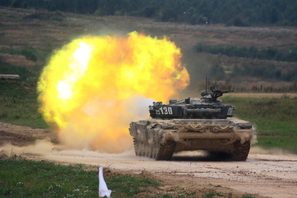 Xe tăng Nga khai hỏa tiêu diệt mục tiêu. (Ảnh: Trần Hiếu/TTXVN)