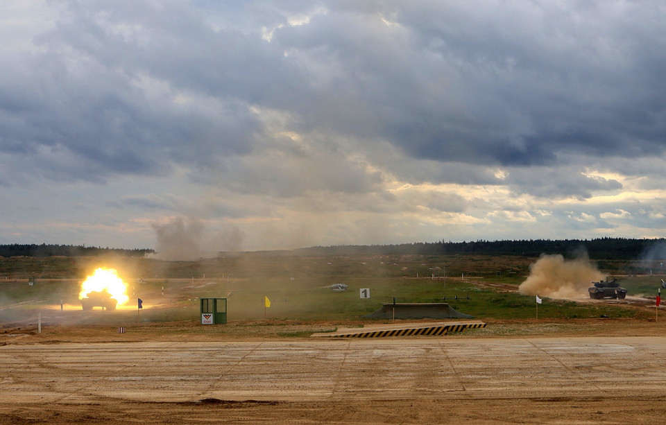 Xe tăng Nga phô diễn sức mạnh chiến đấu nhân dịp kỷ niệm 100 ngày thành lập Binh chủng tăng thiết giáp. (Ảnh: Trần Hiếu/TTXVN)