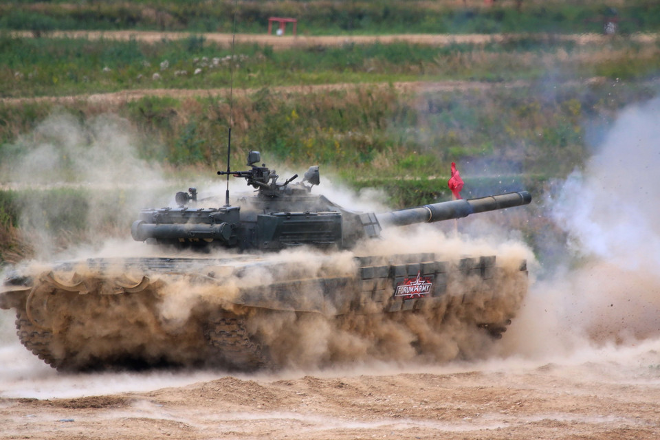 Xe tăng Nga pho diễn khả năng chiến đấu trong các điều kiện phức tạp. (Ảnh: Trần Hiếu/TTXVN)
