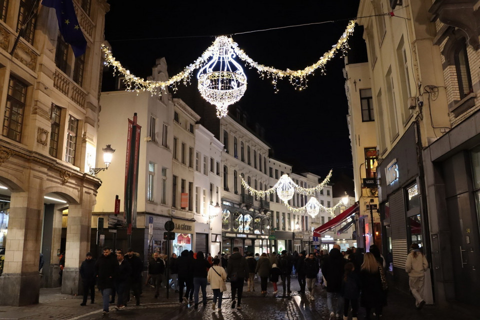Ánh đèn lấp lánh trên các con phố ở thủ đô Brussels. (Ảnh: Hương Giang/TTXVN)