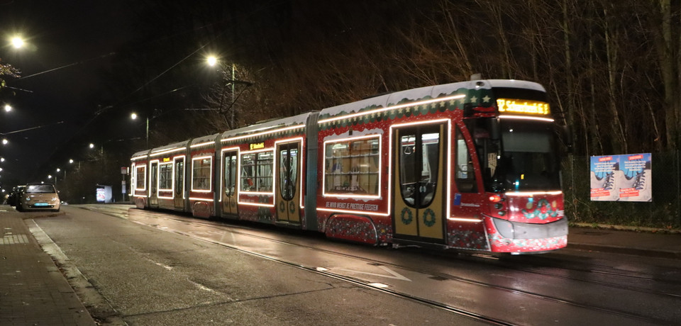 Tàu điện Giáng sinh, biểu tượng quen thuộc của mùa Giáng sinh ở Brussels. (Ảnh: Hương Giang/TTXVN)
