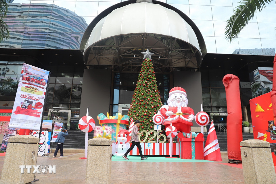 Cây thông Noel chào năm mới 2025 trước một siêu thị của chuỗi Lotus trên đường Ratchadaphisek. (Ảnh: Đỗ Sinh/TTXVN)