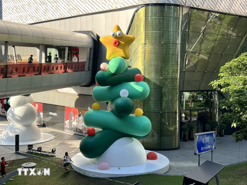 Cây thông lạ mắt đặt bên ngoài Trung tâm Thương mại Central Embassy trên đường Witthayu ở Bangkok. (Ảnh: Đỗ Sinh/TTXVN)