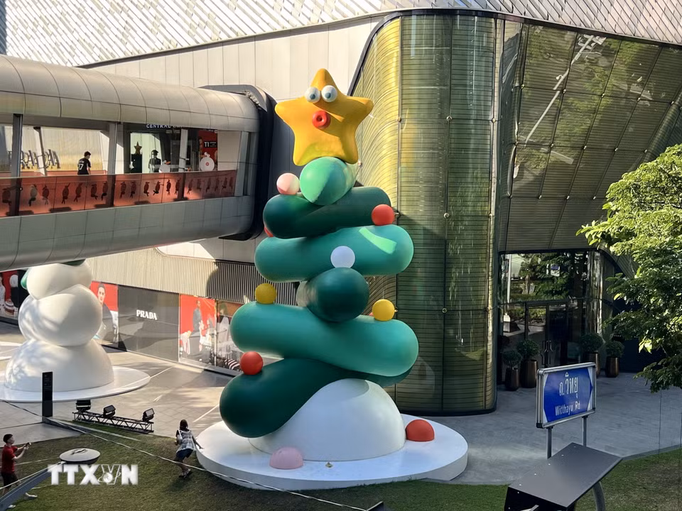 Cây thông lạ mắt đặt bên ngoài Trung tâm Thương mại Central Embassy trên đường Witthayu ở Bangkok. (Ảnh: Đỗ Sinh/TTXVN)