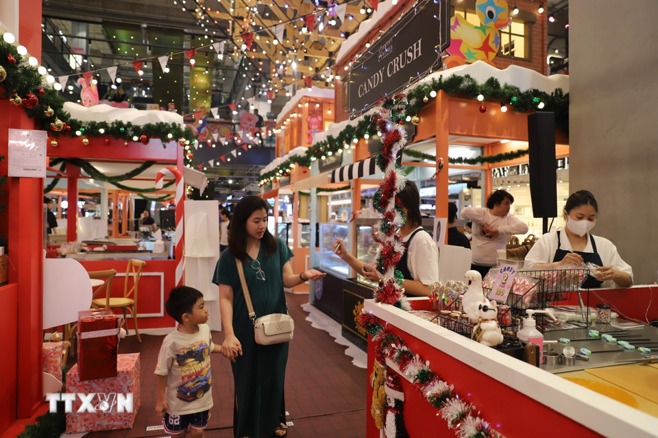 Một gian hàng bán kẹo bên trong Chợ Giáng sinh ở Trung tâm Thương mại Emsphere. (Ảnh: Đỗ Sinh/TTXVN)