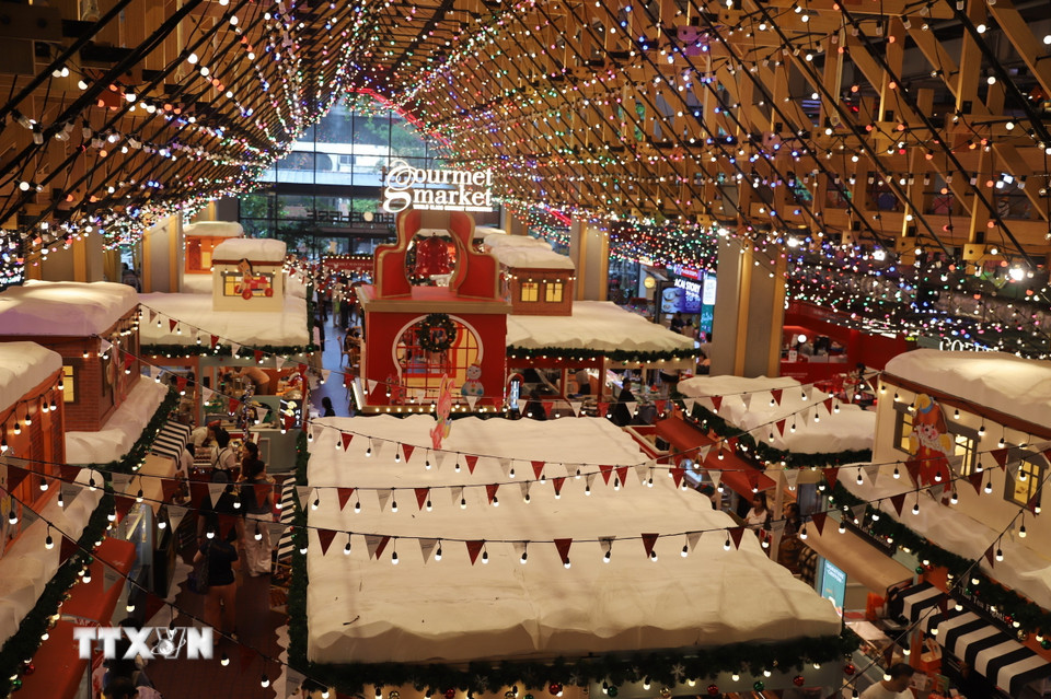 Chợ Giáng sinh bên trong Tung tâm Thương mại Emsphere được trang trí lung linh. (Ảnh: Đỗ Sinh/TTXVN)