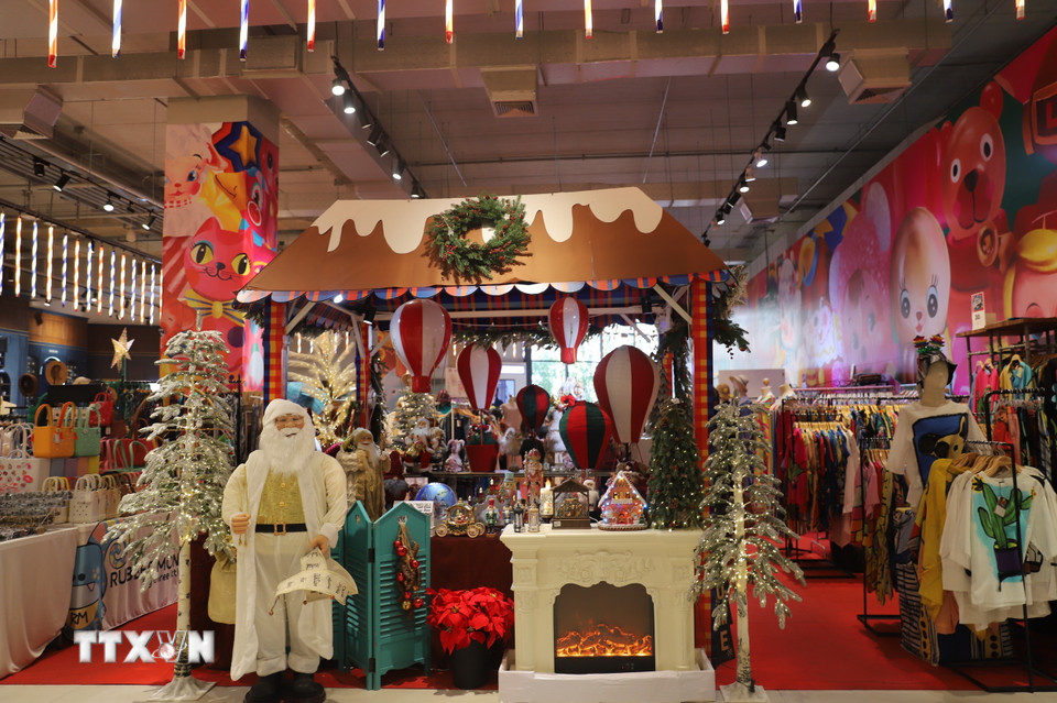 Một gian hàng bên trong Chợ Giáng sinh ở Trung tam Thương Mại Emsphere. (Ảnh: Đỗ Sinh/TTXVN)