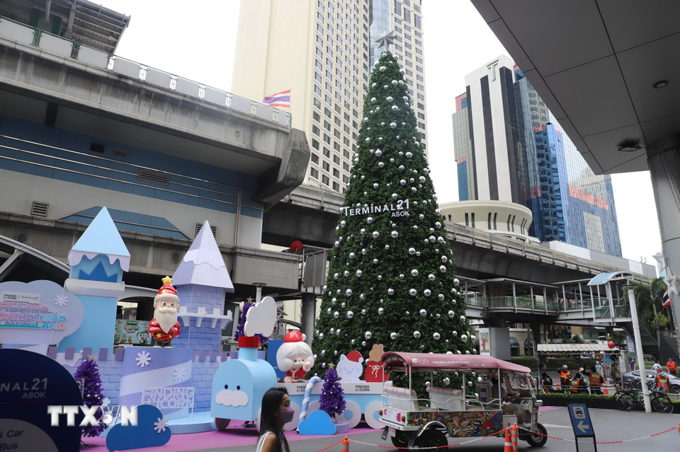 Cây thông xanh được trang trí với những quả châu màu bạc trước Trung tâm Thương mại Terminal 21 trên đường Sukhumvit. (Ảnh: Đỗ Sinh/TTXVN)