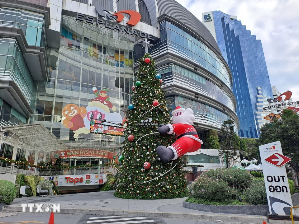 Cây thông Noel trước Trung tâm Thương mại Esplanade trên đường Ratchadaphisek. (Ảnh: Đỗ Sinh/TTXVN)