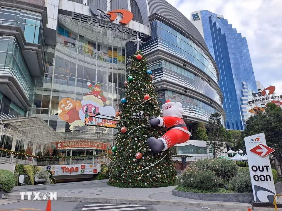 Cây thông Noel trước Trung tâm Thương mại Esplanade trên đường Ratchadaphisek. (Ảnh: Đỗ Sinh/TTXVN)