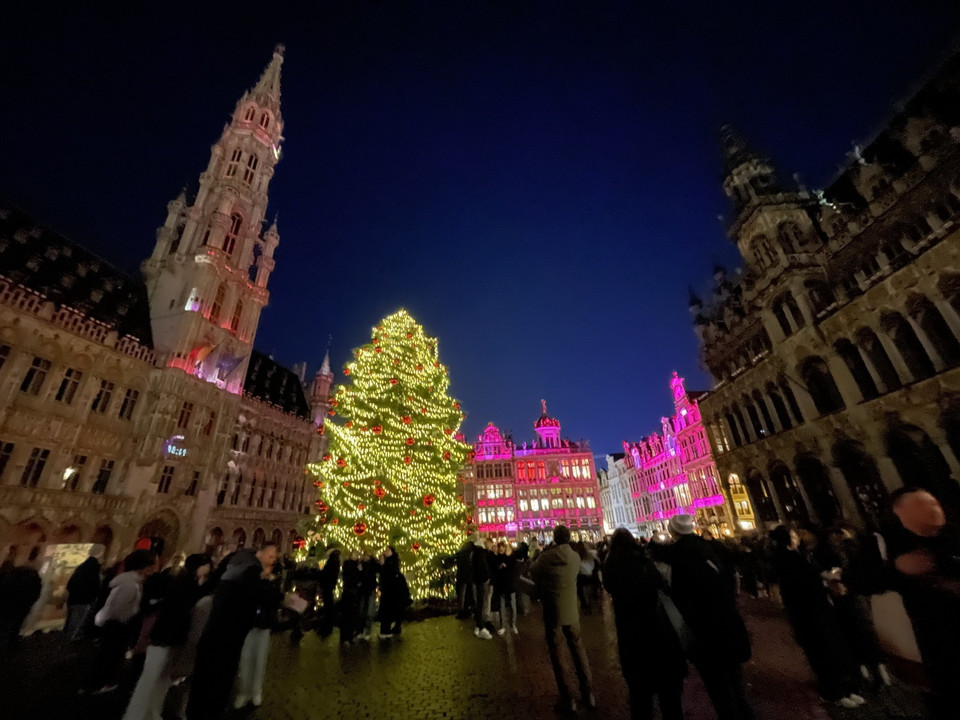 Quảng trường Lớn - Grand Place với cây thông khổng lồ ở thủ đô Brussels lung linh trong sắc màu Giáng sinh. (Ảnh: Hương Giang/TTXVN)