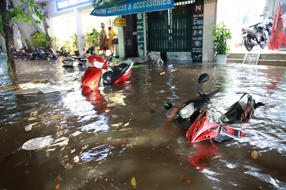 Nhiều phương tiện không kịp di chuyển đã chìm nghỉm trong biển nước. (Ảnh: Minh Sơn/Vietnam+)