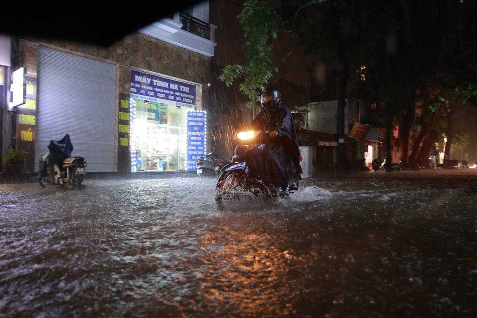 Cơn mưa lớn chiều tối 11/5 đã khiến các tuyến phố nội đô ngập sâu. (Ảnh: Minh Sơn/Vietnam+)