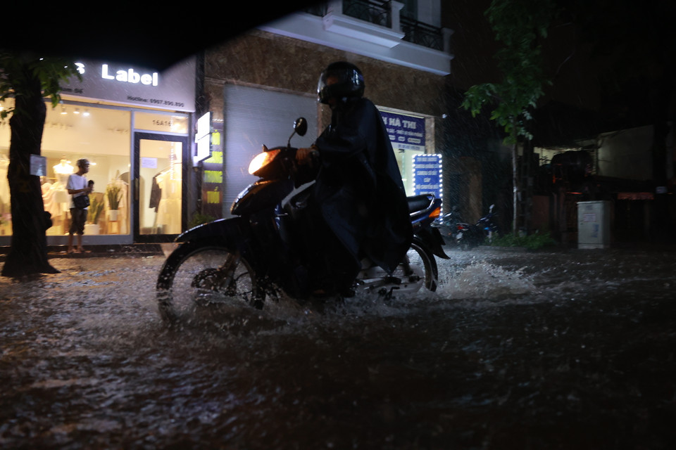 Tuyến đường Lý Nam Đế - Phùng Hưng ngập nặng khiến các phương tiện qua đây rất khó khăn. (Ảnh: Minh Sơn/Vietnam+)