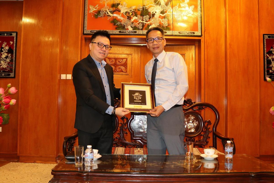 Ngày 12/6, Phó Tổng giám đốc TTXVN Lê Quốc Minh làm việc với Đại sứ Việt Nam tại Bulgaria Đoàn Tuấn Linh tại trụ sở Đại sứ quán Việt Nam ở Sofia. (Ảnh: Ngọc Biên/TTXVN) >