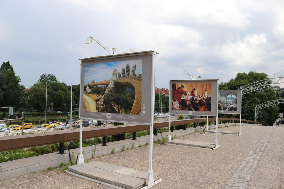 Ảnh Cầu Vàng Đà Nẵng của tác giả Trọng Đạt được Ban Biên tập Ảnh TTXVN lựa chọn tham gia Triển lãm ảnh nhân dịp NAWC lần thứ 6. (Ảnh: Ngọc Biên/TTXVN) 