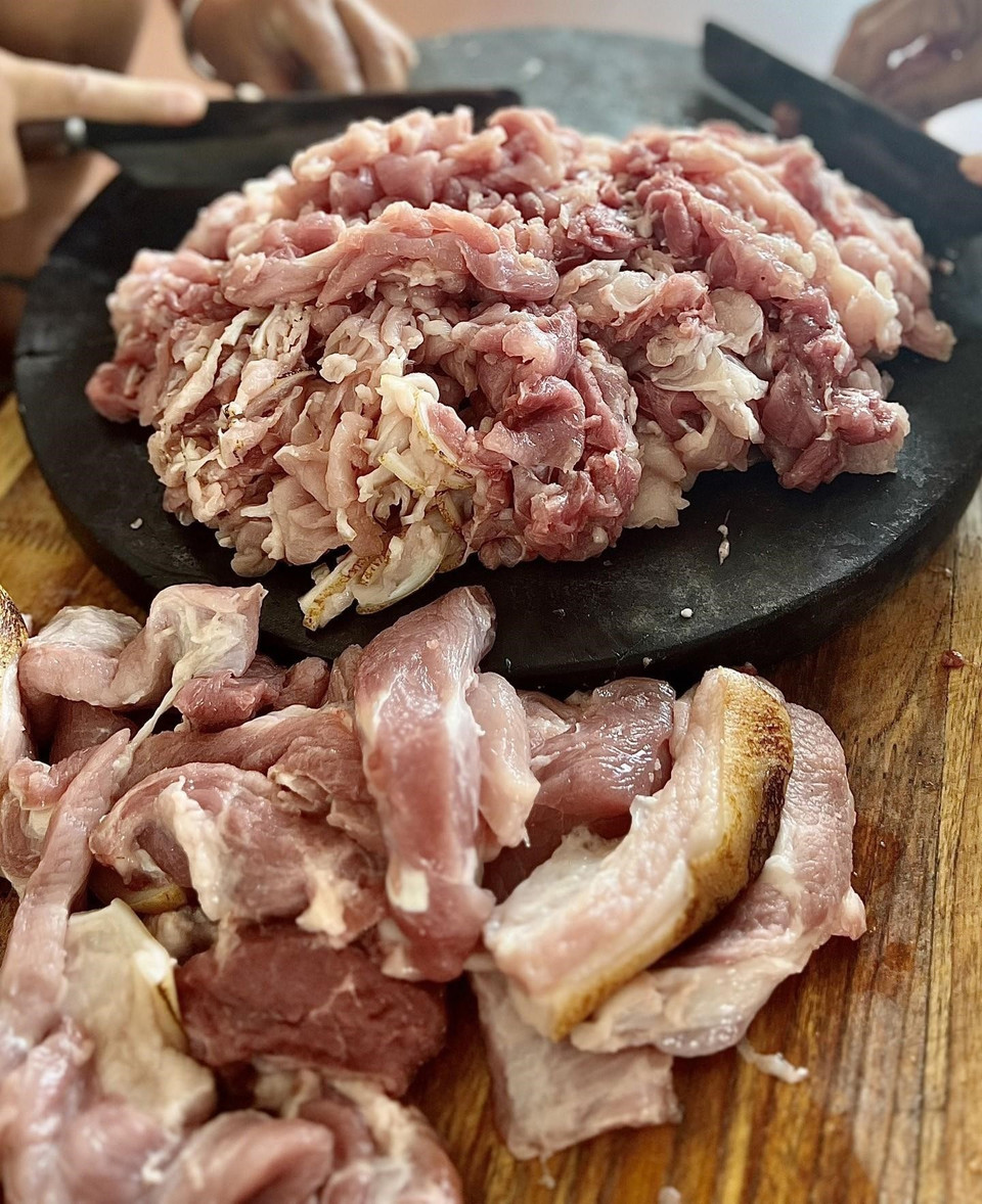 Món thịt chua đu đủ là món ăn đặc sản của của người dân tộc Mường ở huyện Tân Sơn (Phú Thọ). Nguyên liệu để chế biến món thịt dưa gồm có: thịt ba chỉ hoặc nạc vai; thịt mông, quả đu đủ xanh, thính gạo. (Ảnh: Tạ Toàn/TTXVN)