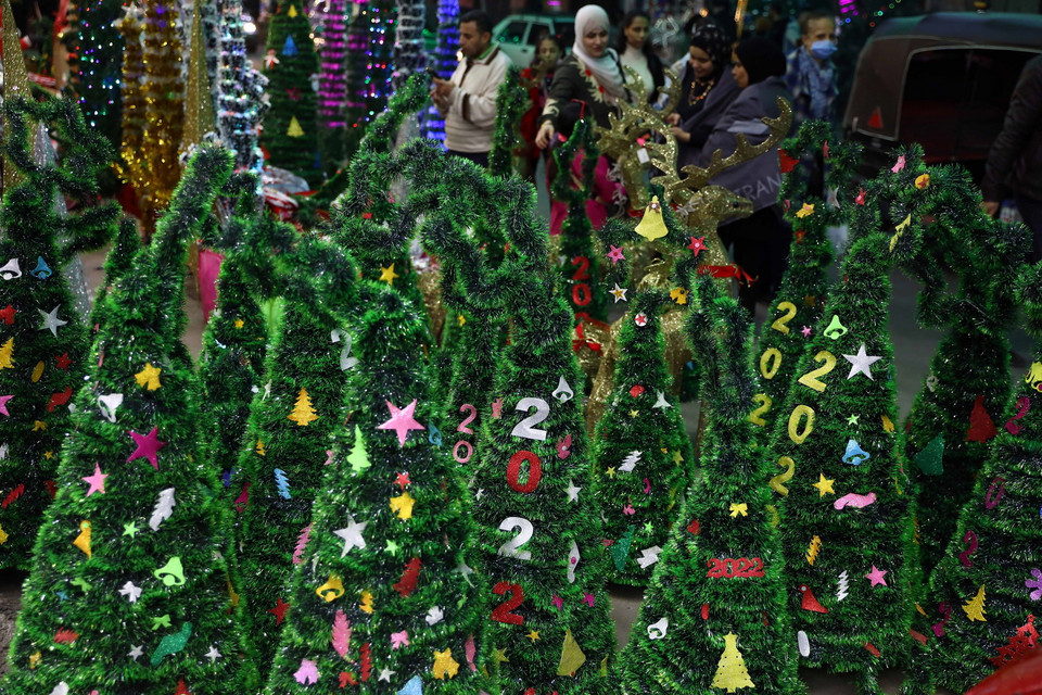  Đồ trang trí được bày bán tại chợ Giáng sinh ở Cairo, Ai Cập, ngày 15/12/2021. (Ảnh: THX/TTXVN)