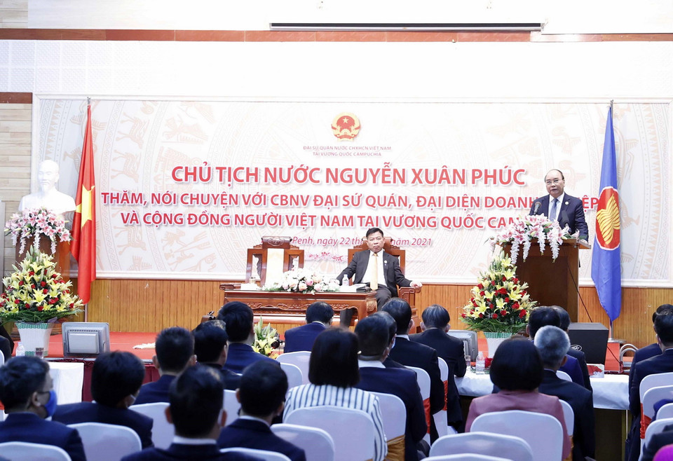 Chủ tịch nước Nguyễn Xuân Phúc nói chuyện với cán bộ, nhân viên Đại sứ quán, đại diện doanh nghiệp và cộng đồng người Việt Nam tại Campuchia. (Ảnh: Thống Nhất/TTXVN)