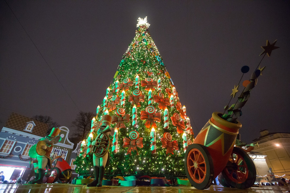  Cây thông được trang hoàng rực rỡ đón Giáng sinh tại St. Petersburg, Nga, ngày 18/12/2021. (Ảnh: THX/TTXVN)