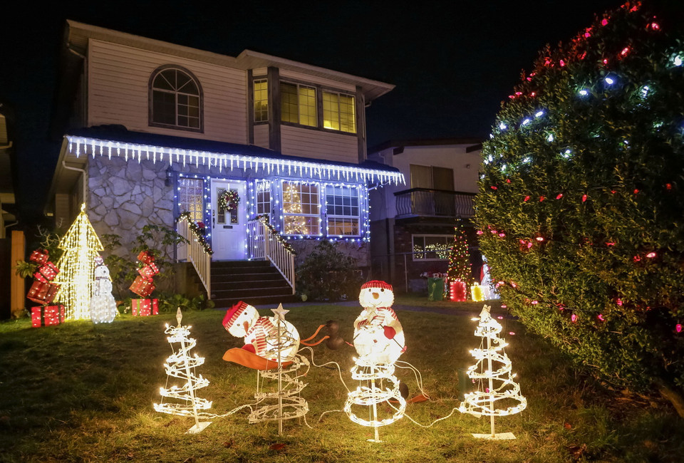  Ngôi nhà được trang hoàng rực rỡ đón Giáng sinh tại Vancouver, British Columbia, Canada, ngày 16/12/2021. (Ảnh: THX/TTXVN)