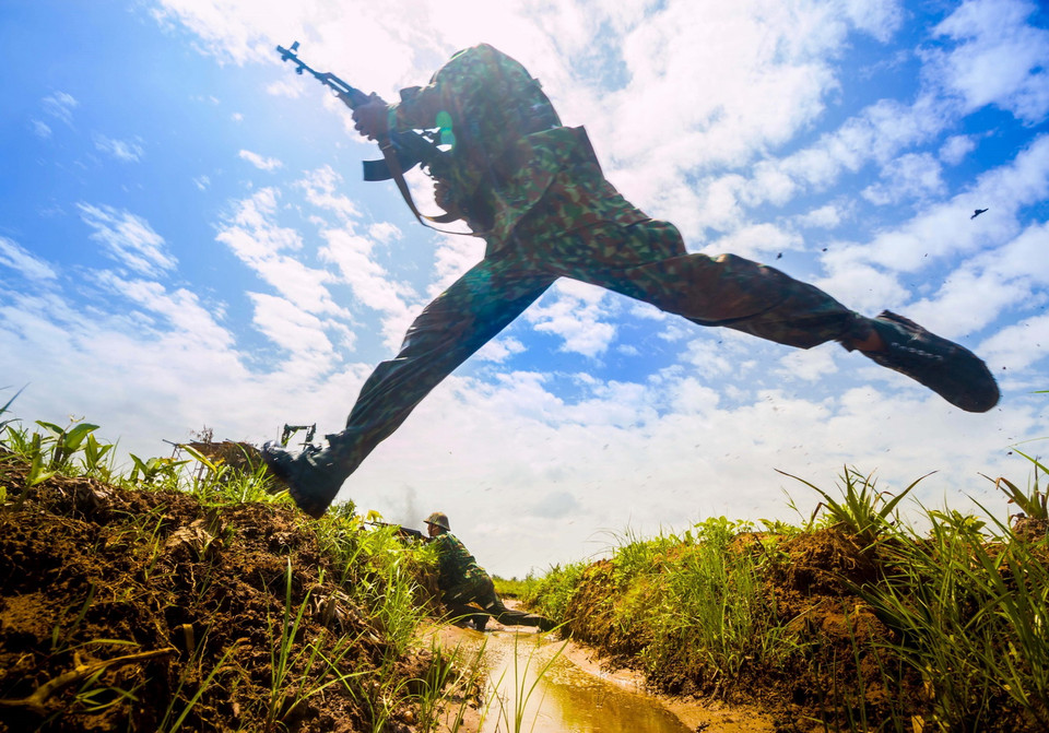 Bộ đội bộ binh tấn công địch tại buổi diễn tập khu vực phòng thủ tỉnh Hậu Giang năm 2019. (Ảnh: Duy Khương/TTXVN)