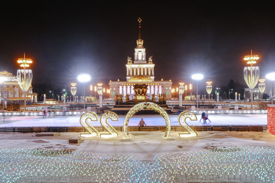  Đón Giáng sinh và Năm mới tại một trung tâm ở thành phố Moskva, Nga. (Ảnh: THX/ TTXVN)