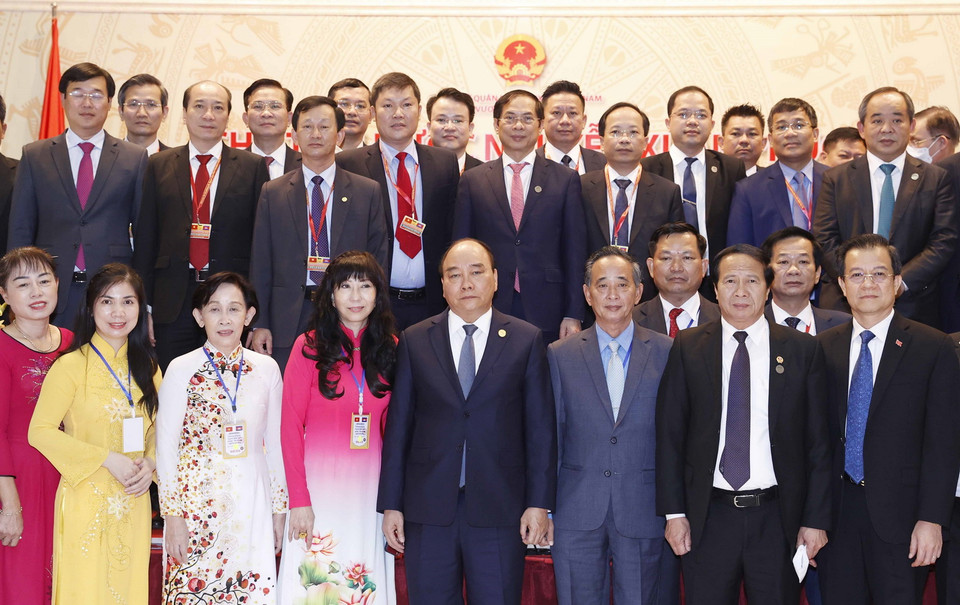 Chủ tịch nước Nguyễn Xuân Phúc với cộng đồng người Việt Nam tại Campuchia. (Ảnh: Thống Nhất/TTXVN)