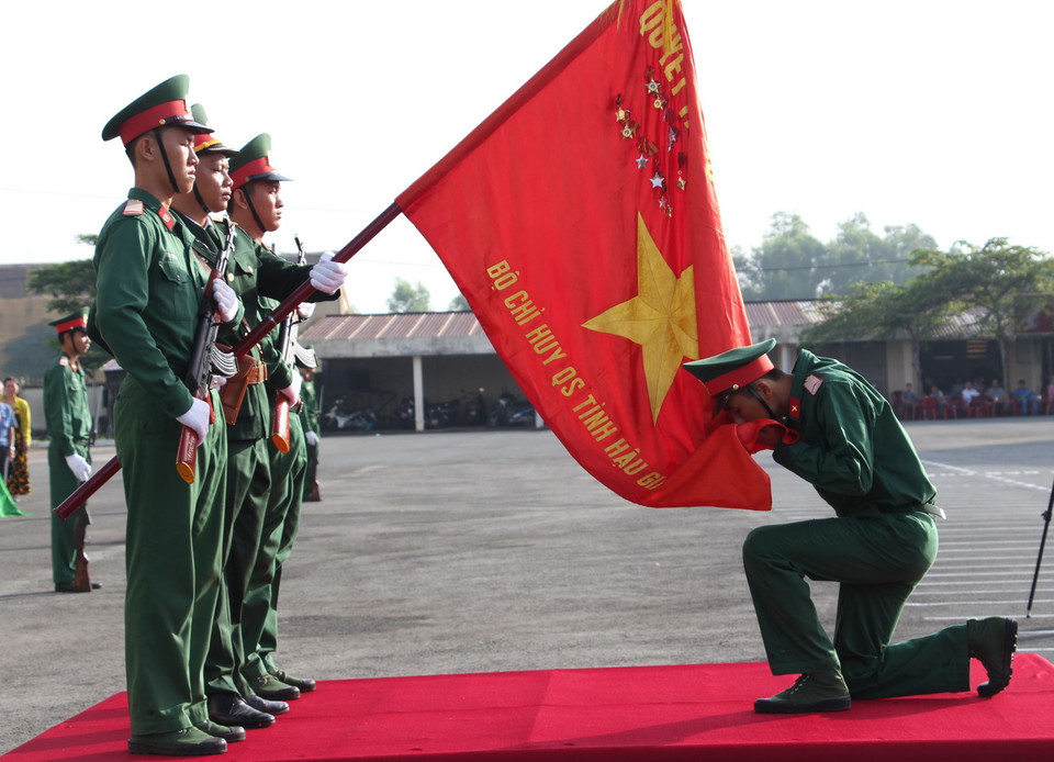 Chiến sỹ mới thực hiện nghi thức tuyên thệ tại Trung đoàn bộ binh 114, Bộ Chỉ huy Quân sự tỉnh Hậu Giang. (Ảnh: Hồng Thái/TTXVN)