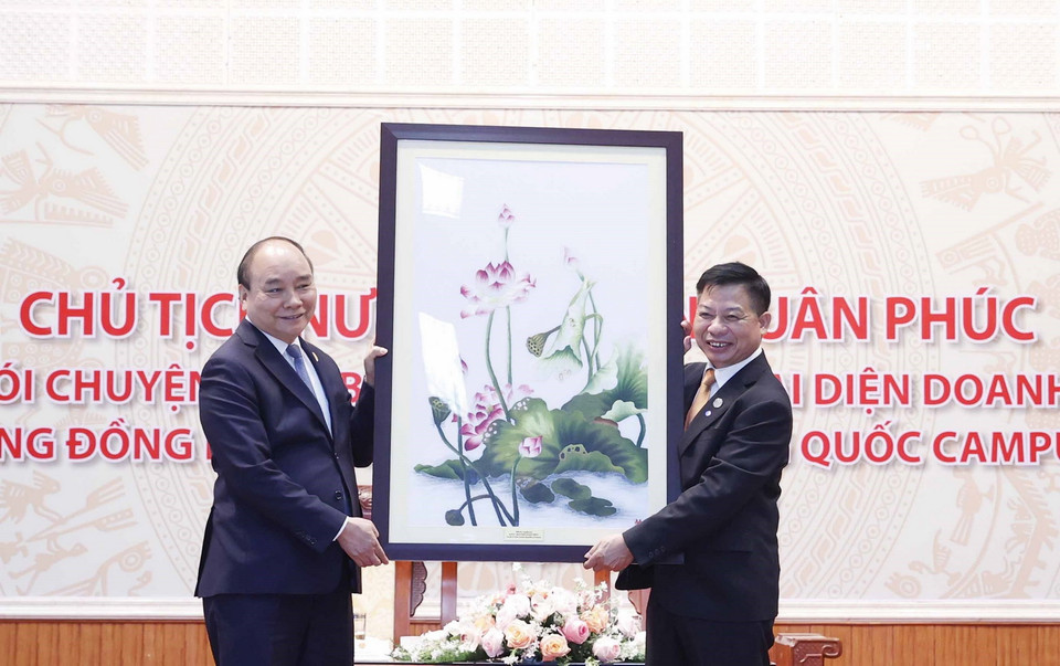 Chủ tịch nước Nguyễn Xuân Phúc trao tặng phẩm cho Đại sứ quán Việt Nam tại Campuchia. (Ảnh: Thống Nhất/TTXVN)