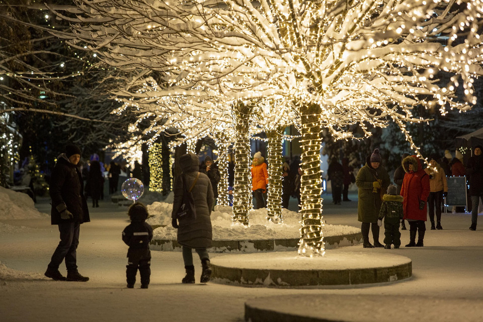  Đường phố được trang hoàng rực rỡ đón Giáng sinh tại Orge, Latvia, ngày 5/12/2021. (Ảnh: THX/ TTXVN)