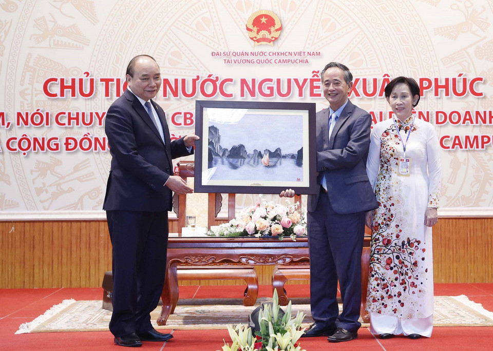 Chủ tịch nước Nguyễn Xuân Phúc trao quà tặng cho cộng đồng Việt Nam tại Campuchia. (Ảnh: Thống Nhất/TTXVN)