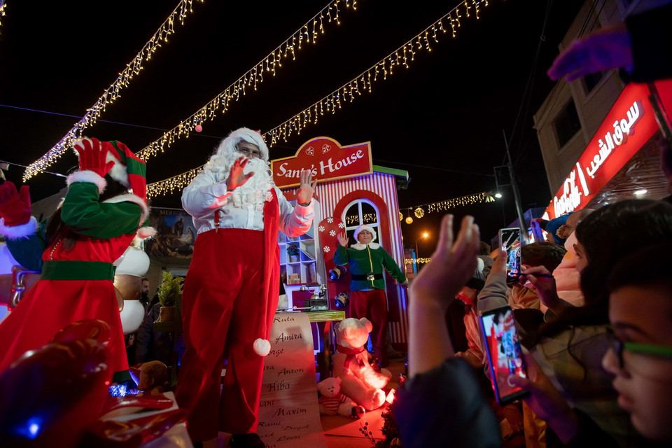  "Ông già Noel" tại lễ diễu hành Giáng sinh ở Bethlehem, Bờ Tây, ngày 19/12/2021. (Ảnh: THX/TTXVN)