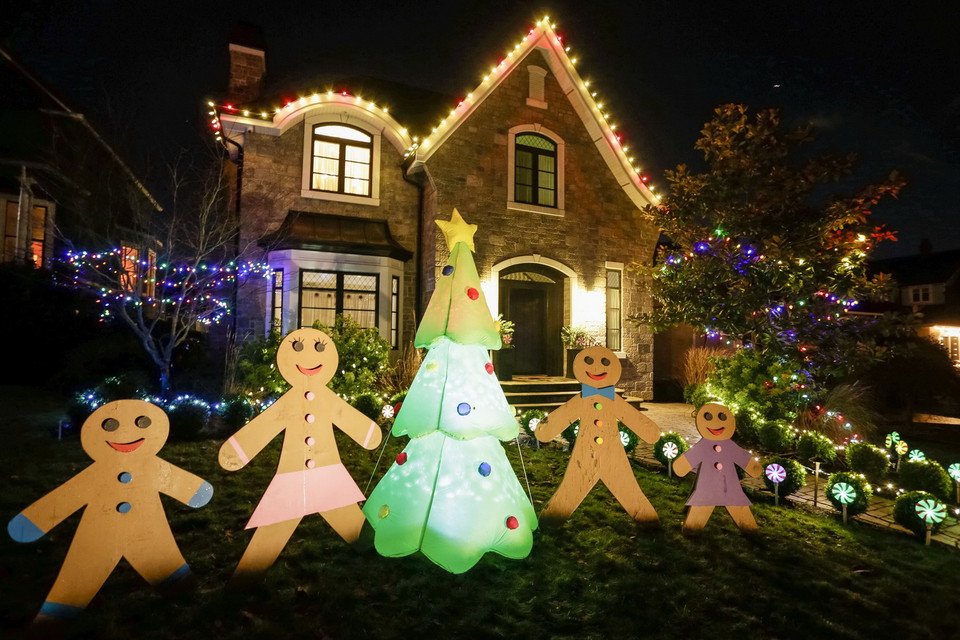  Ngôi nhà được trang hoàng rực rỡ đón Giáng sinh tại Vancouver, British Columbia, Canada, ngày 16/12/2021. (Ảnh: THX/TTXVN)