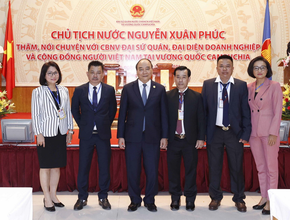 Chủ tịch nước Nguyễn Xuân Phúc với cộng đồng người Việt Nam tại Campuchia. (Ảnh: Thống Nhất/TTXVN)