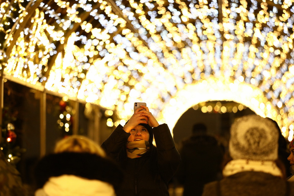  Đường phố được trang hoàng rực rỡ đón Giáng sinh tại Vacsava, Ba Lan, ngày 7/12/2021. (Ảnh: THX/TTXVN)