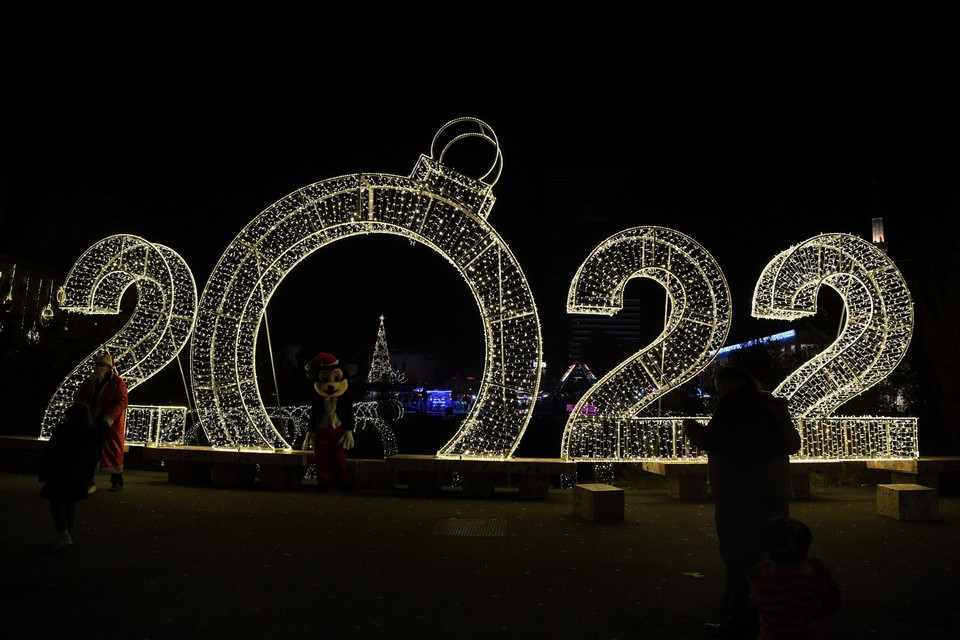 Đường phố được trang hoàng rực rỡ đón Giáng sinh và Năm mới tại Tirana, Albania, ngày 17/12/2021. (Ảnh: THX/ TTXVN)
