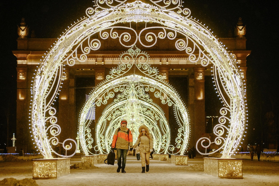  Một trung tâm triển lãm được trang hoàng rực rỡ đón Giáng sinh và Năm mới tại Moskva, Nga ngày 21/11/2021. (Ảnh: THX/ TTXVN)