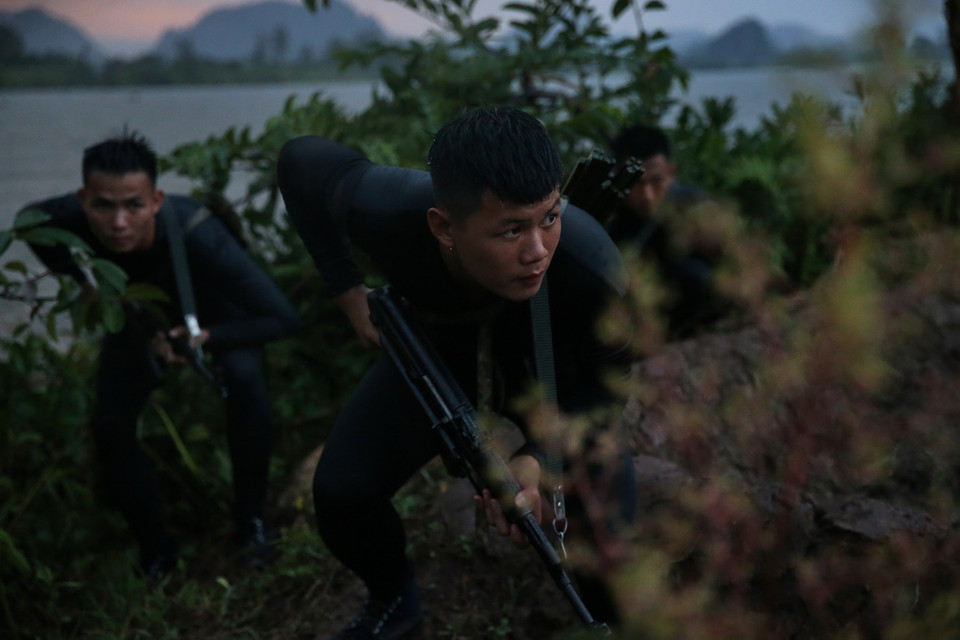 Chiến sỹ Lữ đoàn Đặc công Hải quân 126 đột nhập theo đường sông đánh chiếm mục tiêu giả định trong điều kiện đêm tối. (Ảnh: Dương Giang/TTXVN)