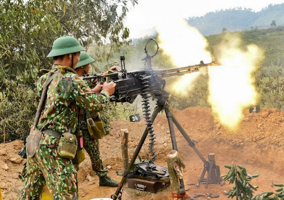 Khẩu đội súng máy phòng không 12,7mm bắn máy bay bay thấp tại buổi diễn tập khu vực phòng thủ thành phố Hà Nội. (Ảnh: TTXVN phát)