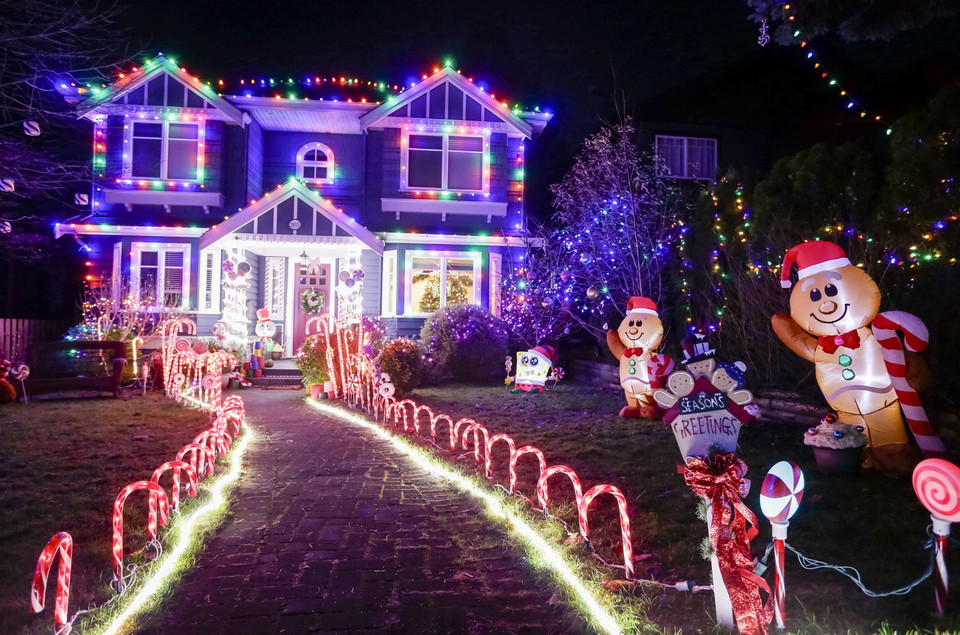  Ngôi nhà được trang hoàng rực rỡ đón Giáng sinh tại Vancouver, British Columbia, Canada, ngày 16/12/2021. (Ảnh: THX/TTXVN)